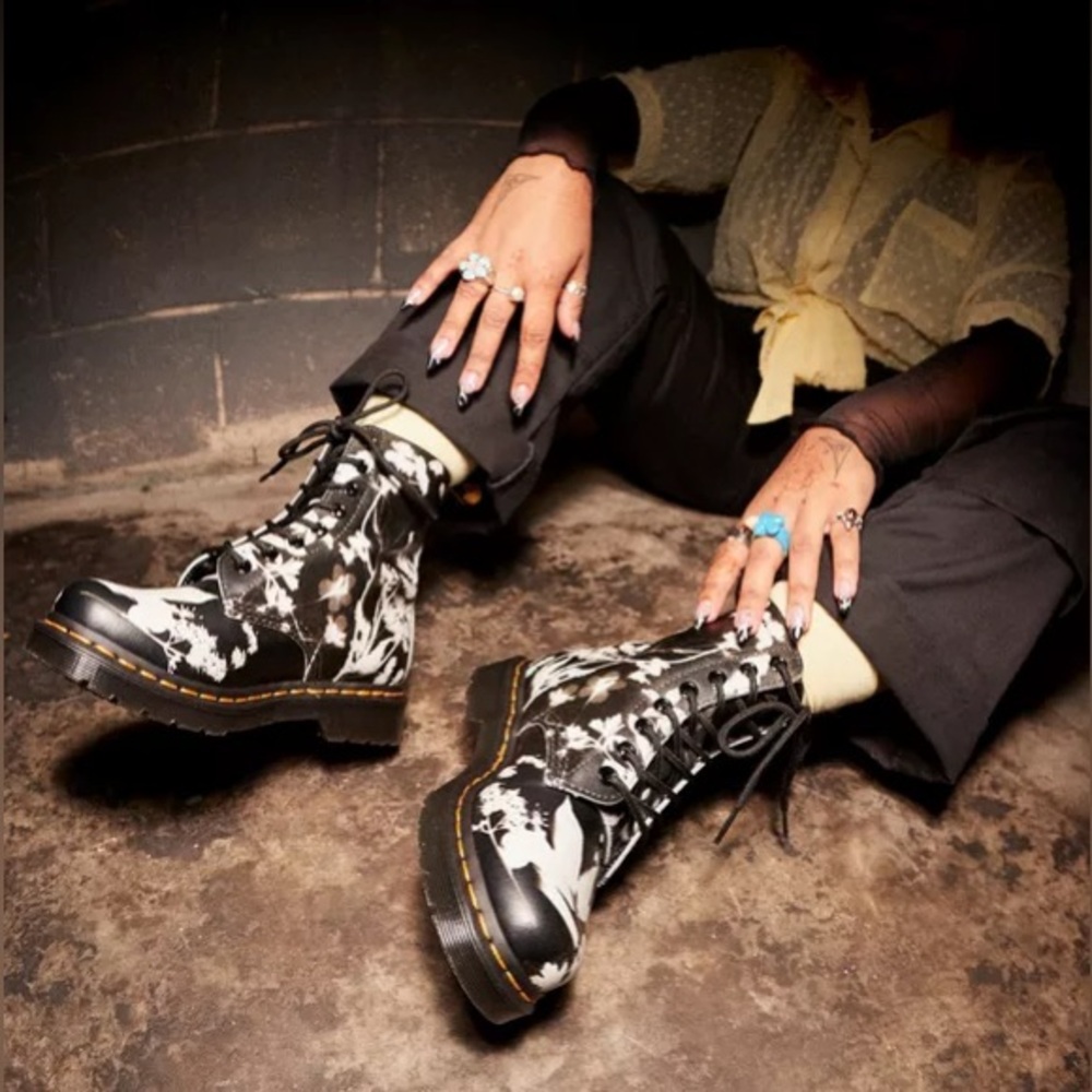 NIB Dr. Martens 1460 FLORAL SHADOW LEATHER LACE UP BOOTS